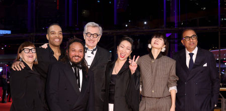 La Berlinale apoya que los cineastas no quieran hablar de política y lamenta la “tormenta mediática” que ha arrasado el festival