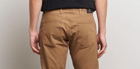 Déjate vestir por Dockers: 10 pantalones urbanos, cómodos y rebajados hasta el -58% para hombres elegantes que miden sus gastos