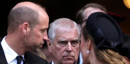 Carlos III establece un cordón sanitario con el expríncipe Andrés para “salvar la monarquía”