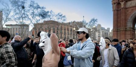 La ‘quedada’ de los ‘therian’ en el Arc de Triomf de Barcelona defrauda las expectativas