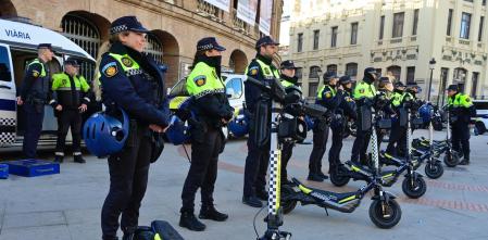 València estrena una unidad de la Policía Local en patinete eléctrico para vigilar los carriles bici