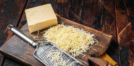 Alerta sanitaria: varias marcas de queso rallado podrían contener astillas de madera