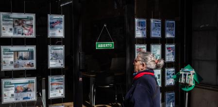 Los inversores se están retirando de la vivienda en Catalunya, según los notarios