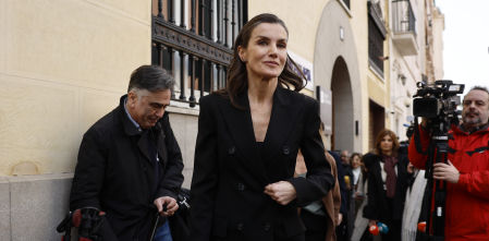 Letizia acompaña a su amiga Sonsoles tras la muerte de su padre, Fernando Ónega: “Vengo a darle un abrazo”
