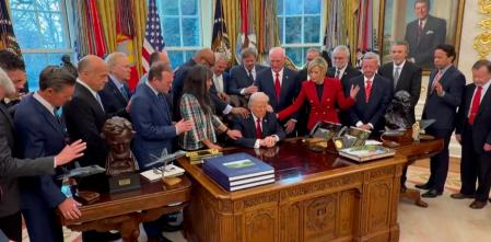 Pastores evangélicos se reúnen en el despacho oval para rezar por la victoria de Trump en Irán