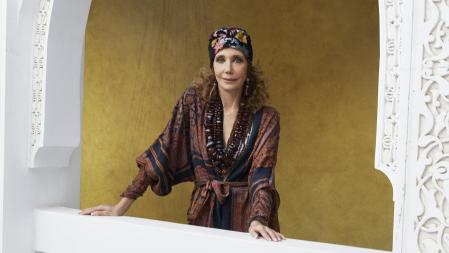 Entre el glamour
y la espiritualidad
La modelo y actriz Marisa Berenson en la ciudad donde ha encontrado la paz y a la que dedica su último trabajo, el libro Marrakech Flair.