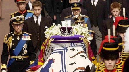 Entierro de la reina madre, Isabel Bowes-Lyon, en el 2002. A la izquierda, detrás del príncipe Guillermo aparece Simon Bowes-Lyon