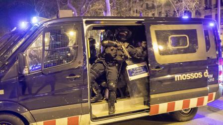 FOTO: MANÉ ESPINOSA. QUINTA NOCHE DE PROTESTAS Y DISTURBIOS EN LA CIUDAD DE BARCELONA POR LA DETENCIÓN Y PUESTA EN PRISIÓN DEL RAPERO PABLO HASEL. UNA FURGONETA DE MOSSOS SE REPLEGA