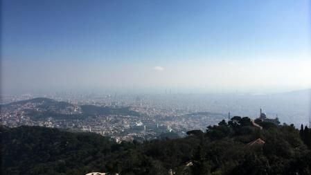 foto XAVIER CERVERA 09/02/2020 polucion en Barcelona desdel Tibidabo, con Collserola parque natural ,en primer termino. Aire contaminado ,a duras penas se ve el mar, el horizonte ,durante un mediodia d invierno