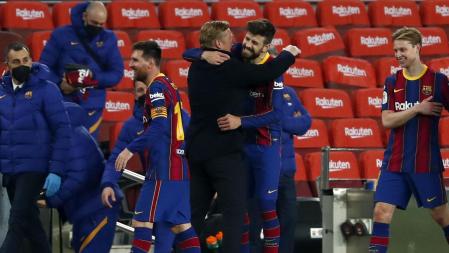 Gerard Piqué abrazándose a Koeman al terminar el encuentro