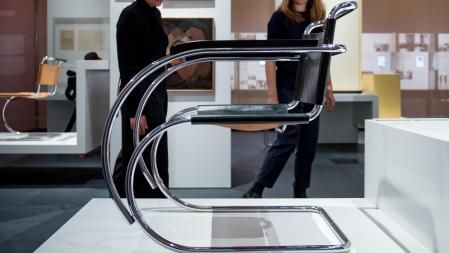 07 September 2019, Saxony-Anhalt, Dessau-Roßlau: An armchair based on a design by Ludwig Mies van der Rohe is shown in the exhibition of the new Bauhaus Museum in Dessau. In the 100th anniversary year of the Bauhaus, the museum will be opened on Sunday (08.09.2019) with a ceremony. The exhibition is entitled 