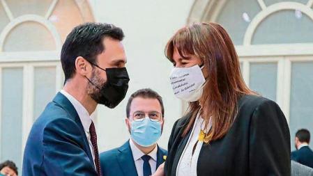 Pla americà del president del Parlament sortint, Roger Torrent, saludant la seva successora, Laura Borràs, al costat del vicepresident de la Generalitat amb funcions de president, Pere Aragonès, i de la vicepresidenta de la Mesa Anna Caula (Horitzontal)