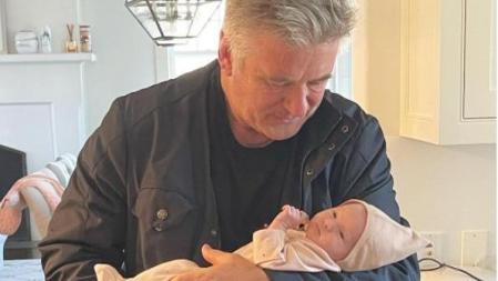 Alec Baldwin con María Lucía, el séptimo de sus hijos, nacido hace tres semanas