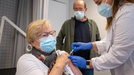 23032021 VACUNACIÓN CONTRA LA COVID DE MAYORES DE 80 AÑOS Mañana en el  CAP DE BADALONA CAP GRAN SOL