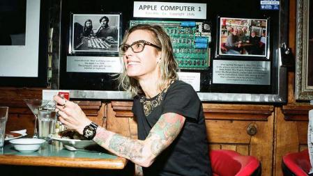 El restaurante museo Buck’s.Detrás de la fotógrafa Krista Kahl, se puede apreciar una placa lógica original del Aple I, protegida bajo llave en un diorama