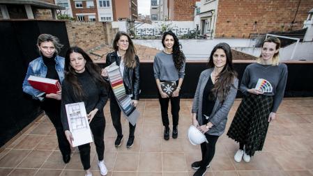 El equipo de Laia Ubia Studio, al completo. Bego Cornet, Raquel Fernández,  Anna Esquirol, Meri Venteo, Laia Ubia y Cris Escamilla debaten entre ellas todos sus proyecto