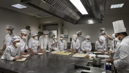 Eduardo J. Cortés, profesor del Basque Culinary Center (BCC) de San Sebastián, imparte el taller de pastelería y repostería
