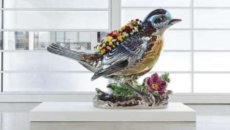 Bluebird Planter, 2010-2016, de acero inoxidable pulido, con revestimiento transparente de color y plantas en flor.