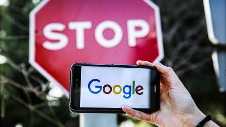 foto XAVIER CERVERA 19/02/2021 (telefono mobil huawei con logo de Google en la pantalla y senal de trafico de stop)
Facebook prohíbe enlazar noticias en Australia
DERECHOS DE AUTOR
La red social bloquea que los usuarios compartan informaciones como respuesta a la nueva ley que les obligaría a pagar a los medios de comunicación
La ley australiana establece que tanto Facebook como Google estarán obligados a  negociar de buena fe con las páginas de noticias de Australia para poder enlazar sus contenidos, algo que ahora hacen de forma gratuita. En el caso de que las negociaciones no fructificasen en un acuerdo, las partes se someterían a un arbitraje que sería vinculante.
Google amenazó hace un mes con abandonar por completo Australia si el gobierno mantenía sus planes. El ejecutivo de Canberra no cedió a las presiones de la tecnológica, que en este tiempo ya ha alcanzado algunos acuerdos con editores del país, el más importante de los cuales es News Corp., que pertenece al magnate Rupert Murdoch, de nacionalidad norteamericana pero nacido en Australia.