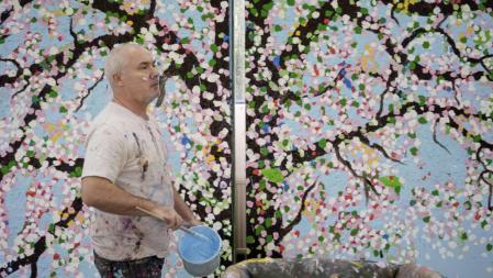 Damien Hirst en su estudio londinense