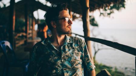 Hombre al aire libre con camisa estampada.