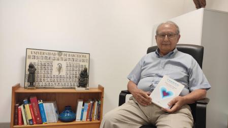 El doctor Ramón Andreu Anglada con la nueva edición traducida de su libro.