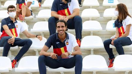 Mohamed Katir, en primer plano, antes de volar a Tokio