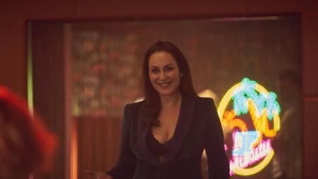 La actriz regenta el club Paradiso, un local de intercambio de parejas que visitan Raúl Arévalo, Anna Castillo, Verónica Echegui, Miki Esparbé, María León y muchos otros.