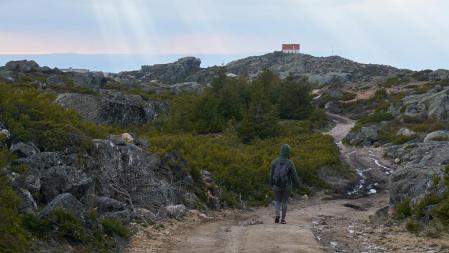 Una senderista en Serra da Estrela