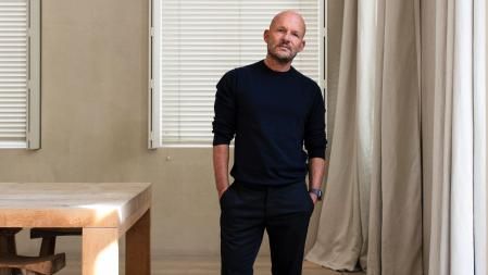 Van Duysen ha lanzado una colección compuesta por dos butacas y dos mesas auxiliares para la editora familiar catalana Kettal