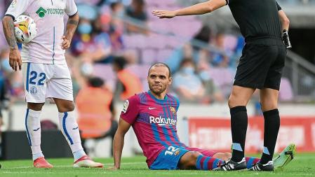BARCELONA, SPAIN - AUGUST 29: Martin Braithwaite of FC Barcelona receives medical attention during the La Liga Santander match between FC Barcelona and Getafe CF at Camp Nou on August 29, 2021 in Barcelona, Spain. (Photo by David Ramos/Getty Images)