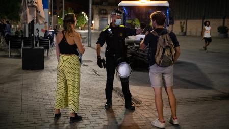 Desalojo por parte de la guardia urbana de grupos de persona haciendo botellon en la rambla