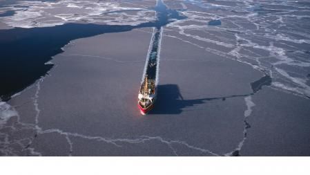 Uno de los riesgos asociados al deshielo en el Ártico es el aumento del tráfico marítimo  .