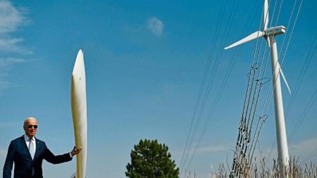 US President Joe Biden tours the National Renewable Energy Laboratory in Arvada, Colorado, on September 14, 2021, before delivering a speech on the infrastructure deal and the Build Back Better agenda. (Photo by Brendan Smialowski / AFP)