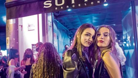 JOVENES HACEN COLAS PARA ACCEDER A LAS DISCOTECAS DE LA CALLE TUSSET Y ALREDEDORES LA PRIMERA NOCHE DE REAPERTURA DEL OCIO NOCTURNO TRAS LAS RESTRICCIONES DE LA COVID CON LA OBLIGACIÓN DE ENSEÑAR EN LA ENTRADA EL CERTIFICADO VACUNAL O UN TEST O PCR DE ANTIGENOS NEGATIVA