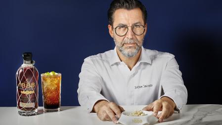 El chef Quique Dacosta muestra su plato creado para la ruta gastronómica.