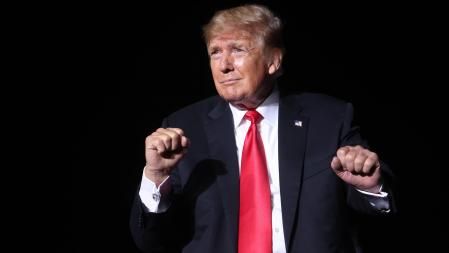 Trump, en el mitin de Iowa en el que el senador Grassley dejó atrás sus críticas al expresidente para agradecerle su apoyo a la reelección