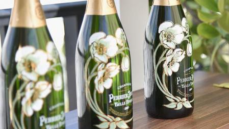 Botella Perrier-Jouët cuyo logo son anémonas en arabescos