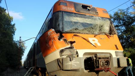 La part frontal del tren que ha xocat contra un arbre a Sils aquest 25 d'octubre del 2021 (Horitzontal)