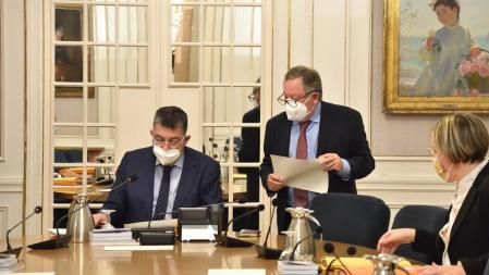 El presidente de Les Corts Valencianes, Enric Morera, junto al Letrado Mayor y a la vicepresidenta de la institución.