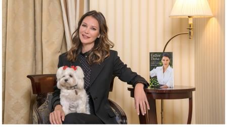 Esther, con atuendo de Mirto, en una sesión con estilismo de Carla Aguilar y maquillaje y peluquería de Eva Escolano.