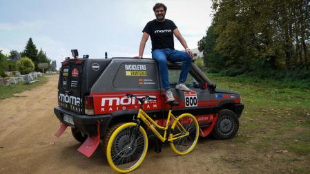 Juan Morera, sobre su Fiat Panda, con un pie en una de las bicicletas que entregará en Senegal