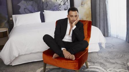 Amenábar, con traje y camisa de Tom Ford y joyas de Bulgari, en la habitación del hotel Westin Palace de Madrid