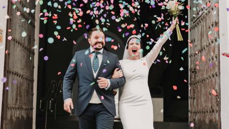 Rubén y María, felices tras darse el “sí quiero” en Tomares (Sevilla)