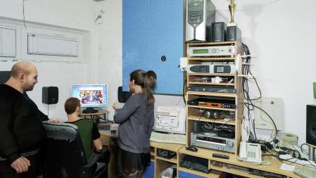 Oficina de una web de noticias falsas. Todos los personajes de las imágenes se han generado por ordenador: la forma en la que el autor ha querido alertar sobre la manipulación de la información