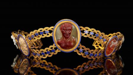 Una diadema de oro, camafeo y esmalte realizado por  Jacques-Amboise Oliveras, un reputado joyero de la época