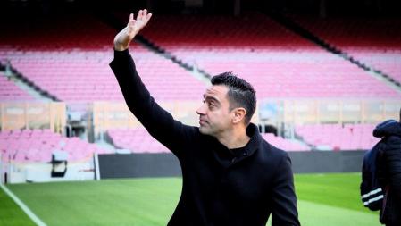 Xavi Hernández en el Camp Nou saludando a los aficionados
