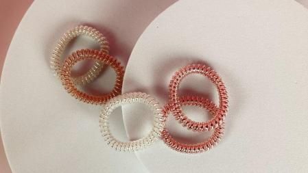 Gomas de pleo Invisibobble en forma de espiral que son las preferidas de muchas mujeres