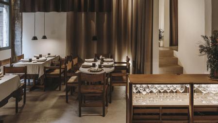 Cortinajes con generosa caída, madera de roble, cerámica vidriada color chocolate componen una cálida atmósfera