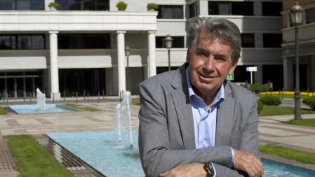 Manolo Santana, antes de una entrevista con Guyana Guardian